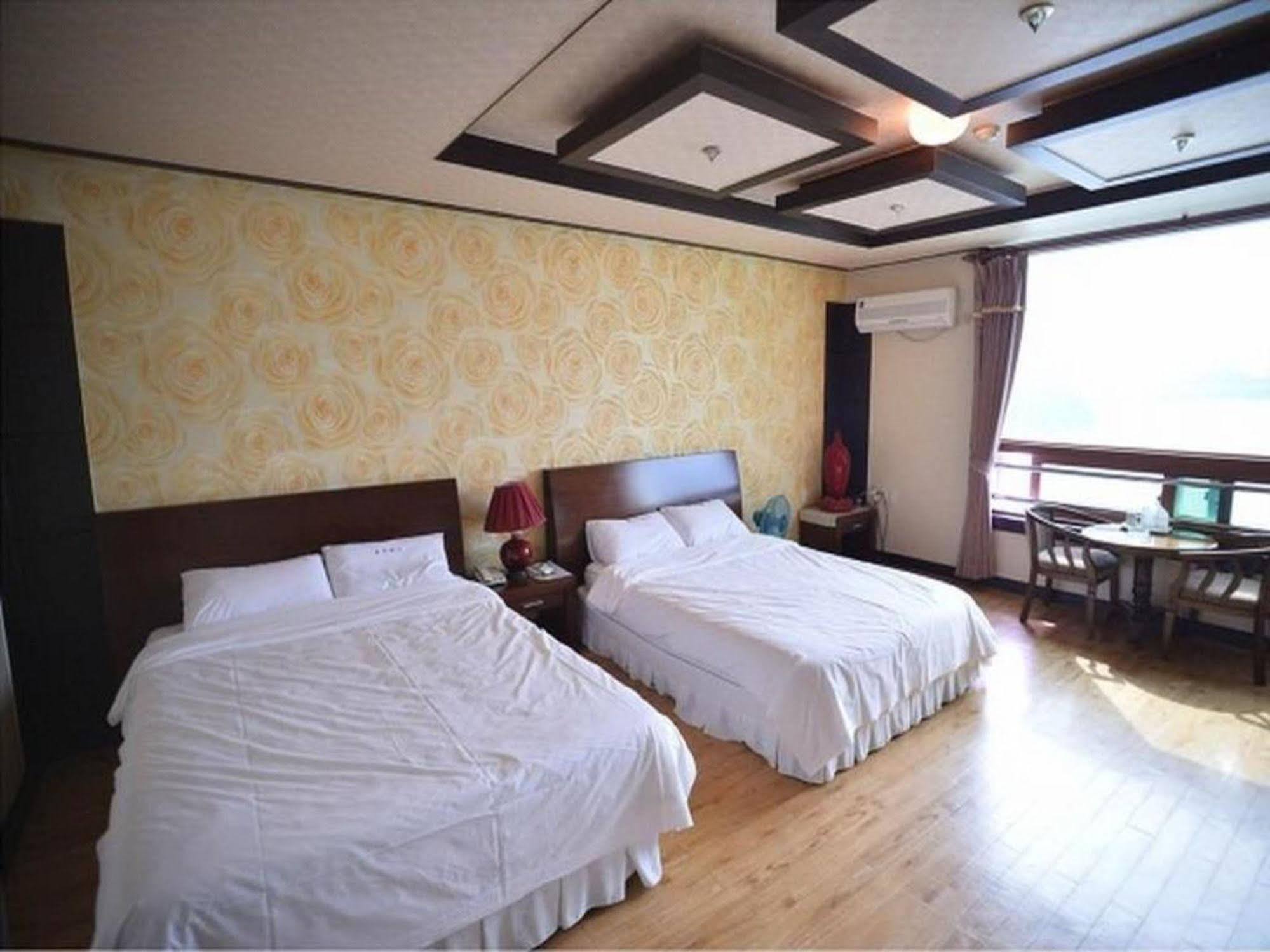 Am Ort Hotel Yeosu Buitenkant foto