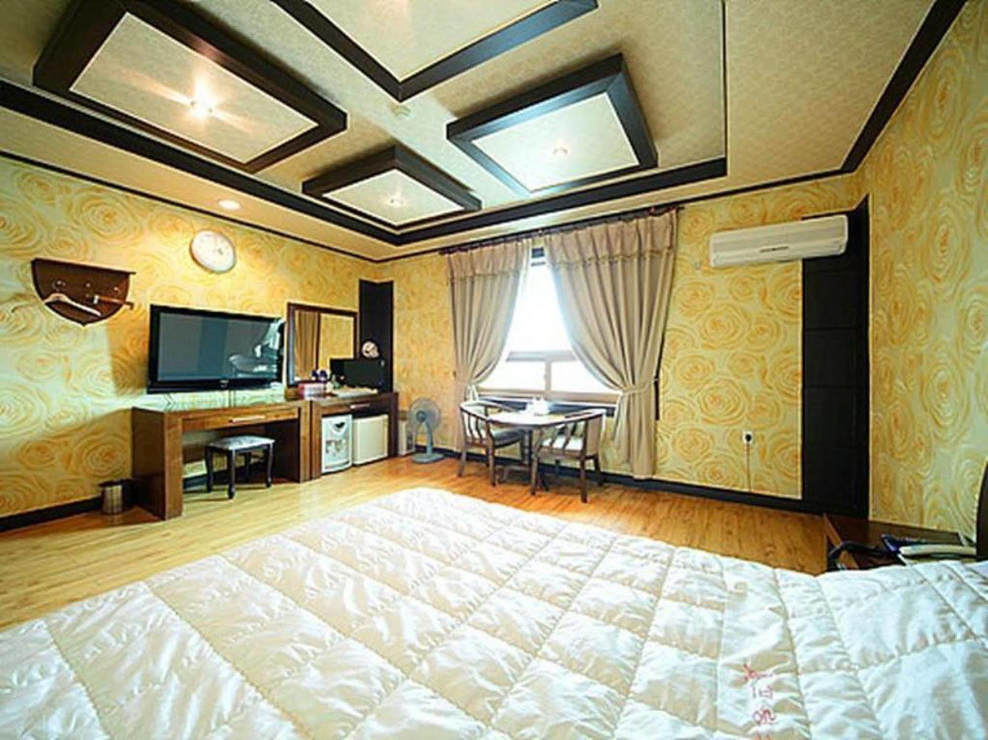 Am Ort Hotel Yeosu Buitenkant foto