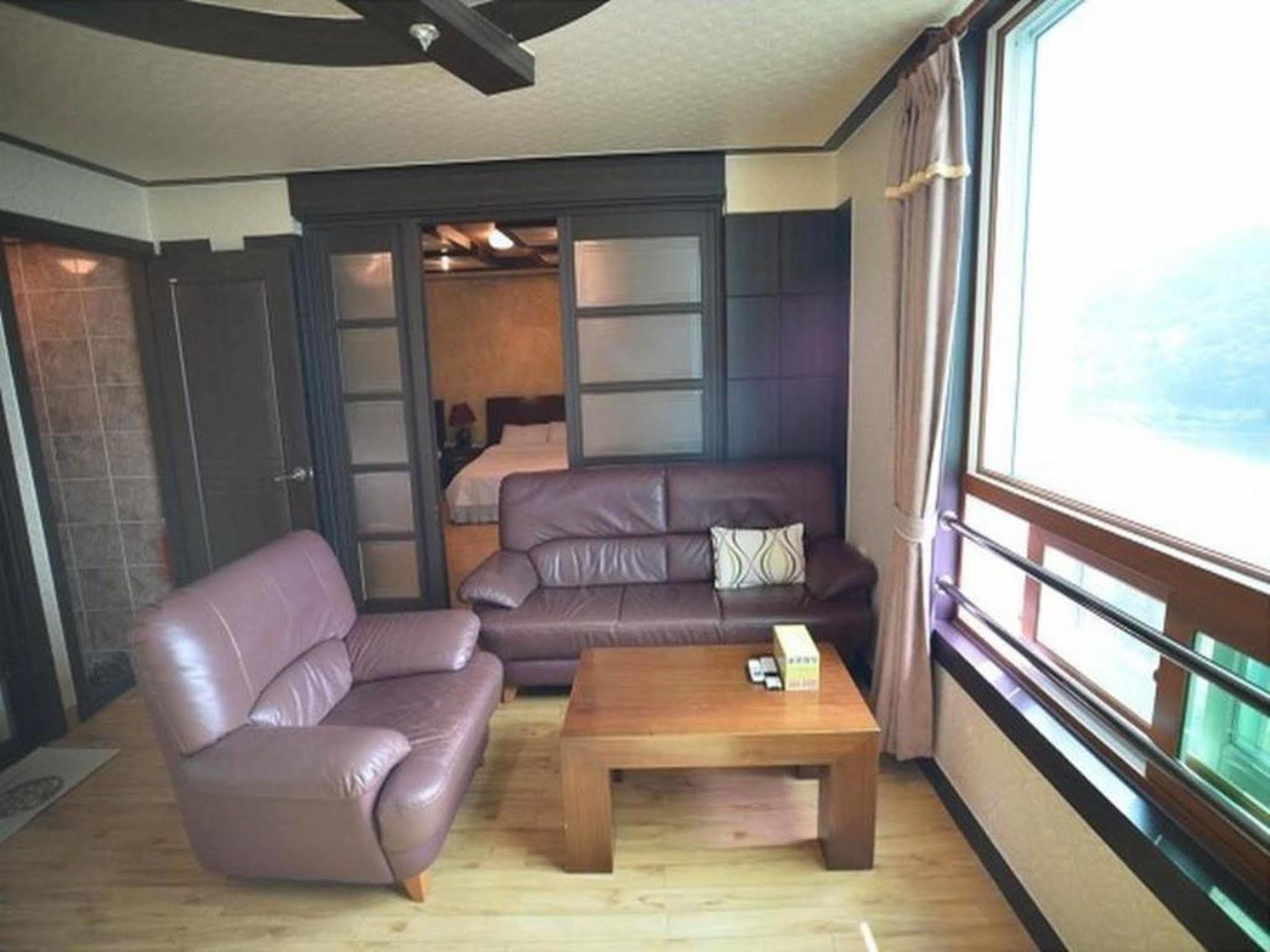 Am Ort Hotel Yeosu Buitenkant foto