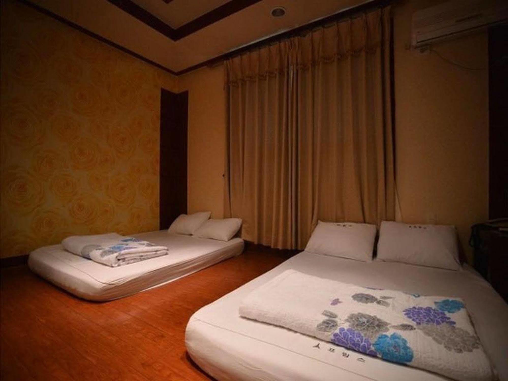 Am Ort Hotel Yeosu Buitenkant foto