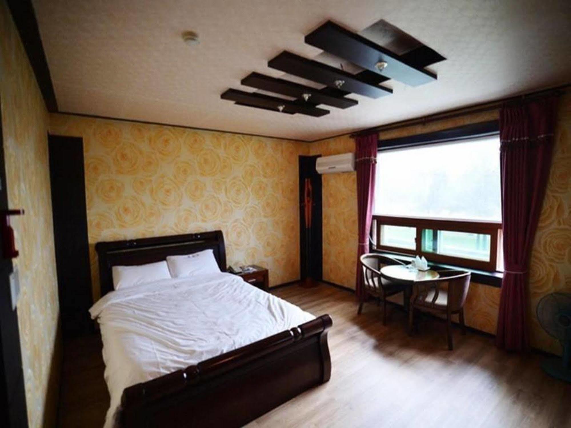 Am Ort Hotel Yeosu Buitenkant foto