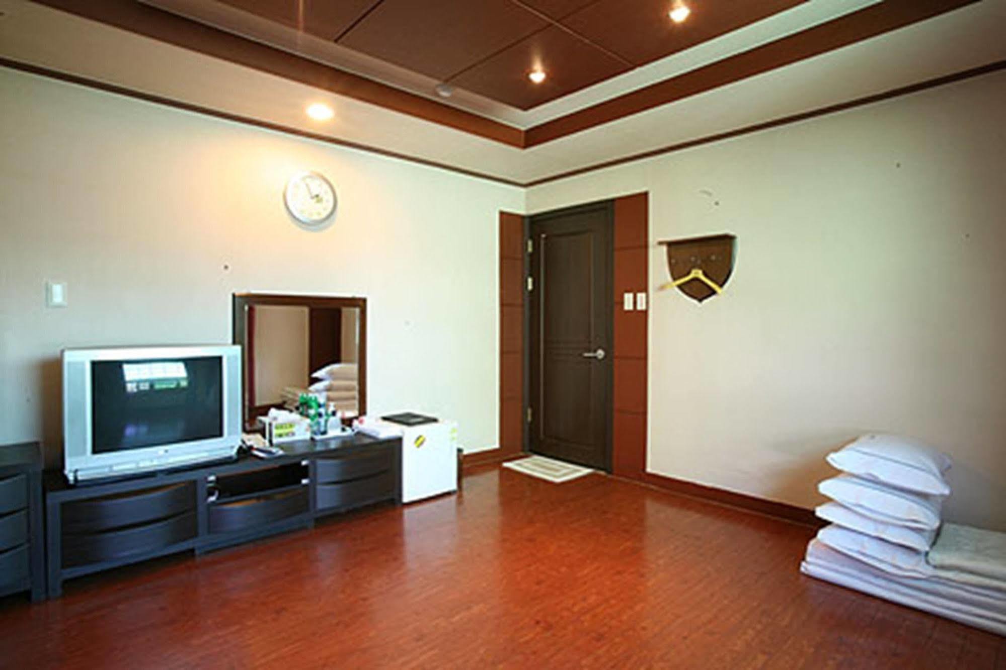 Am Ort Hotel Yeosu Buitenkant foto