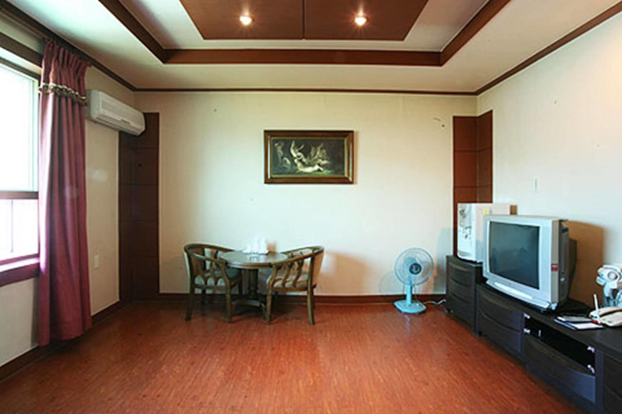 Am Ort Hotel Yeosu Buitenkant foto