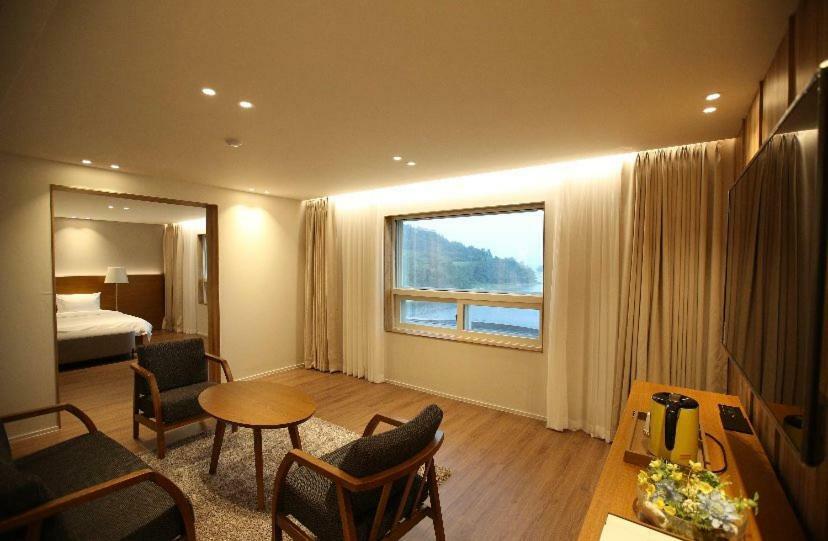 Am Ort Hotel Yeosu Buitenkant foto